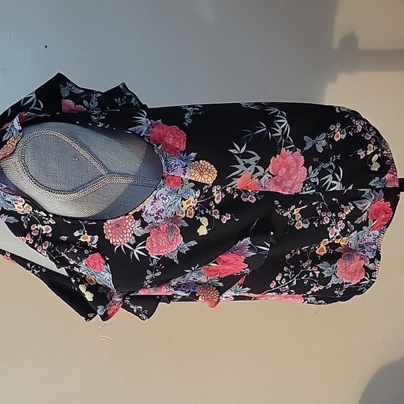 B Wear Woman's Sleeveless Black & Pink Floral V- Neck Ruffle Top, Size: XL - Picture 5 of 6